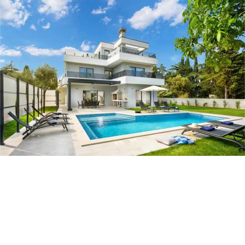 Beautiful home in Premantura w/ Jacuzzi, Sauna and WiFi
