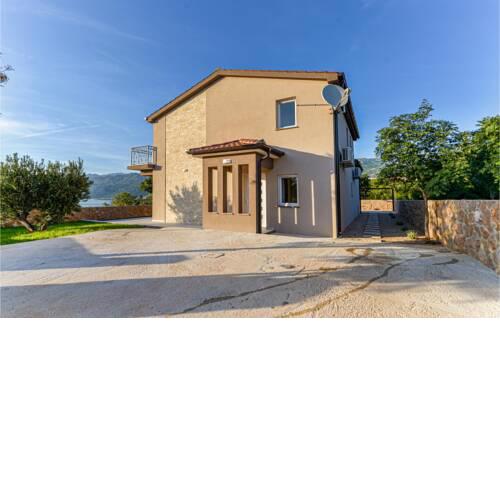 Beautiful home in Rovanjska with Outdoor swimming pool and 4 Bedrooms