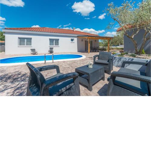 Beautiful home in Sikovo with Outdoor swimming pool, WiFi and 3 Bedrooms