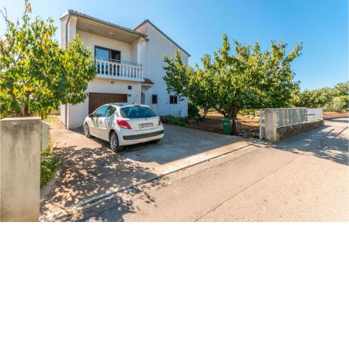 Beautiful home in Sukosan with WiFi and 4 Bedrooms