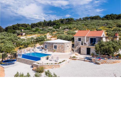 Beautiful home in Supetar with Outdoor swimming pool, WiFi and 3 Bedrooms