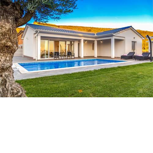 Beautiful home in Sv.Lovrec Labinski w/ Outdoor swimming pool and 3 Bedrooms