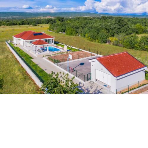 Beautiful home in Unesic w/ WiFi, Heated swimming pool and 3 Bedrooms