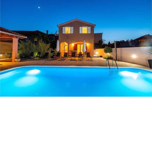Beautiful home in Zaton with Jacuzzi, WiFi and Heated swimming pool