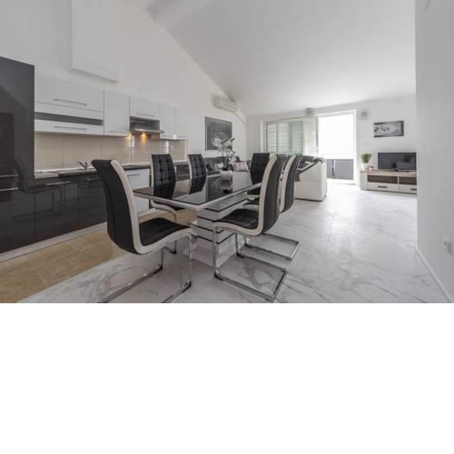 Beautiful penthouse for 8 close to city center