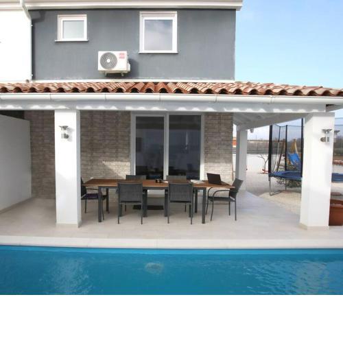 Beautiful vacation House Hana with pool