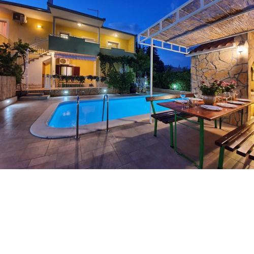 Beautiful villa - private heated pool, parking, BBQ near Split