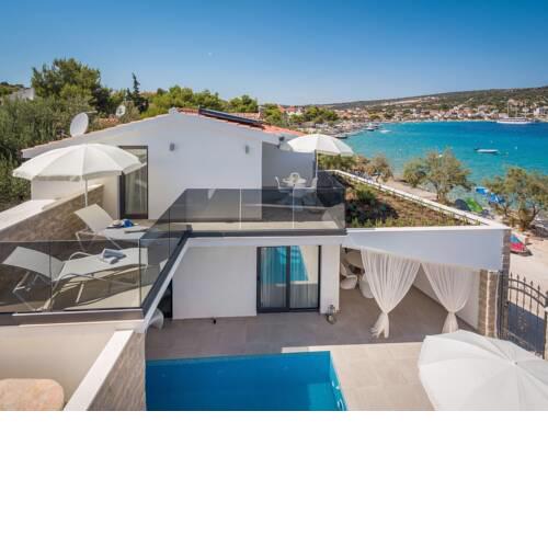 Beautiful villa for six people on the coast in Sevid with private pool