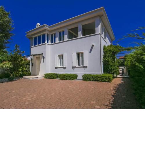 Fabulous Beachfront Apartment in Funtana