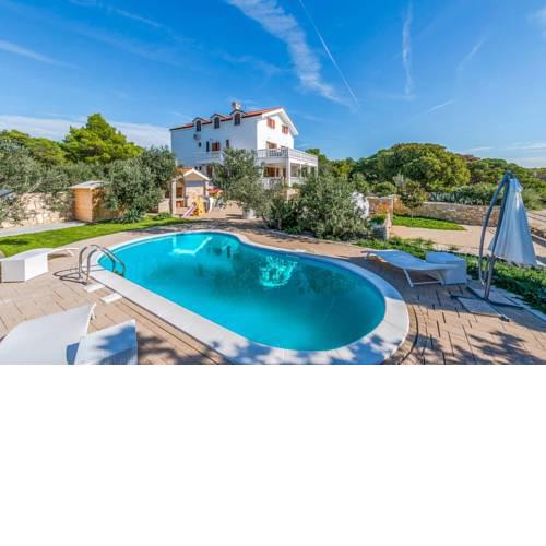 Betina Villa Sleeps 16 with Pool Air Con and WiFi