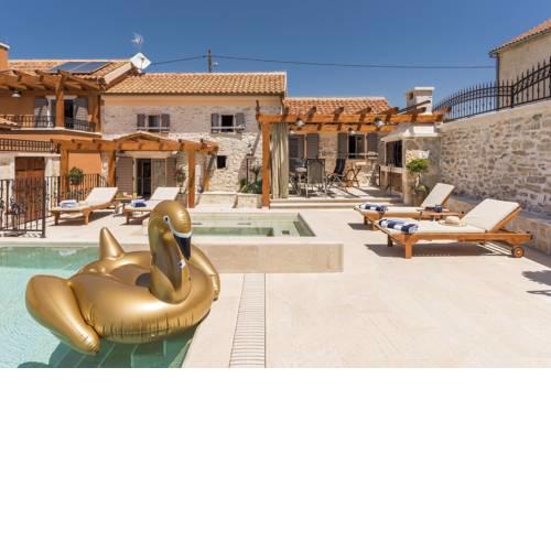 Bicine Villa Sleeps 4 with Pool Air Con and WiFi
