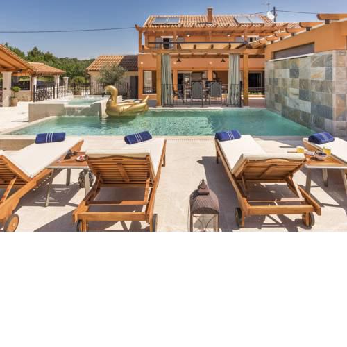 Bicine Villa Sleeps 6 with Pool Air Con and WiFi