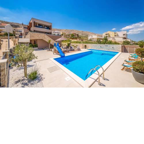 Bosana Villa Sleeps 14 with Pool Air Con and WiFi