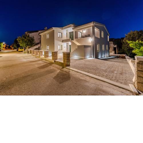 Bozi 2 luxury apartment with jacuzzi for 10