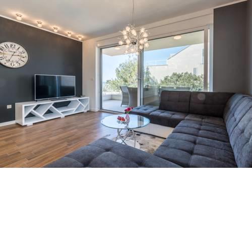 Bozi, luxury apartment by the beach for 8