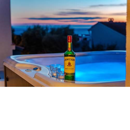 Bozi, luxury house with jacuzzi