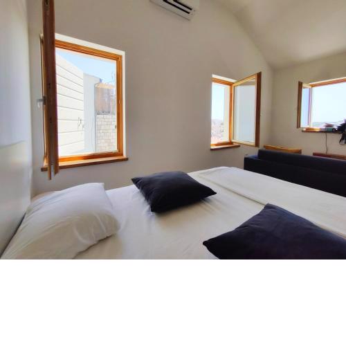 Brand new apt W balcony & perfect seaview at center