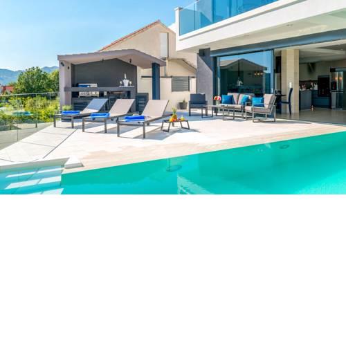 Brasina Villa Sleeps 7 with Pool Air Con and WiFi