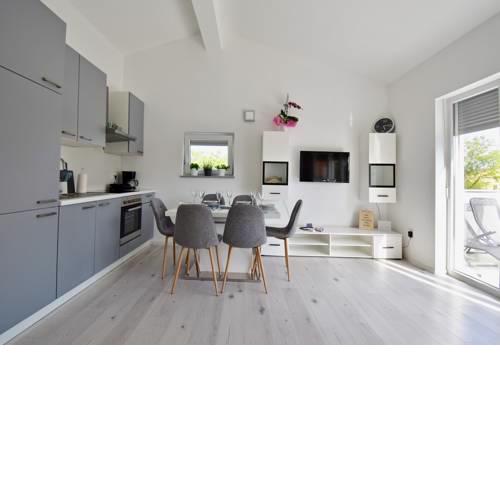 Bright and spacious apartment with grill ***