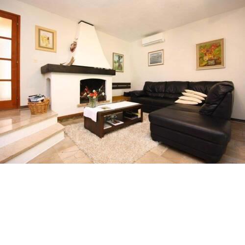 Captivating 3-Bedroom Villa in Kanica