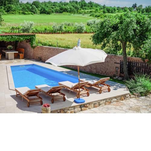 Pleasant Holiday Home in Porec with Garden