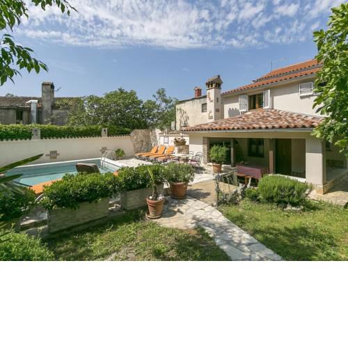 Charming Holiday Home with Swimming Pool in Vozilici