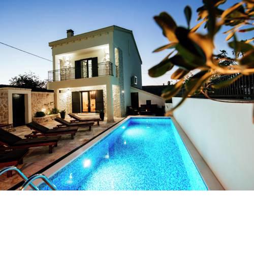Stunning Villa with Swimming Pool in Vinjerac