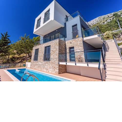 Celina Villa Sleeps 10 with Pool Air Con and WiFi