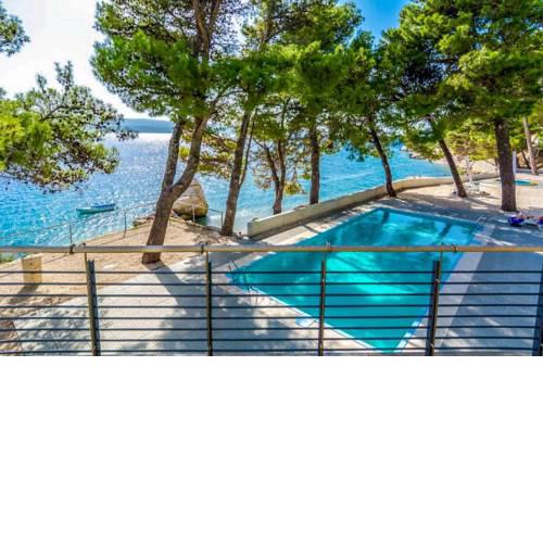 Celina Villa Sleeps 8 Pool Air Con WiFi