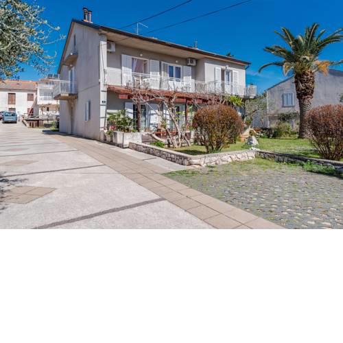Centrally located apartment for 16