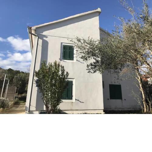 Charming 3-Bedroom House in Lukoran