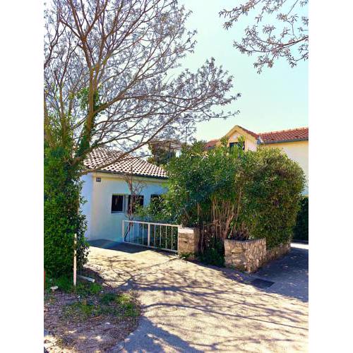 Charming green vacation house in Jadrija