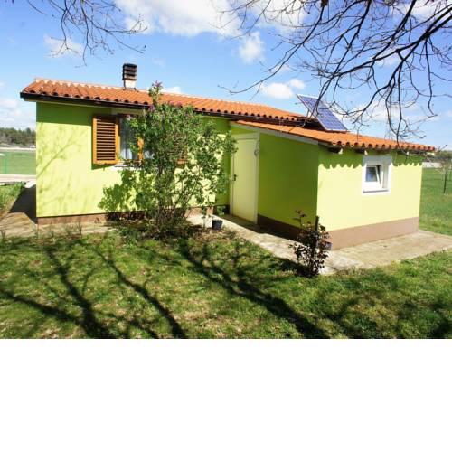 Charming house surrounded by greenery, 2 km from famous Pula