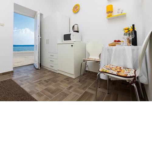 Charming Seafront Apartment Yellow