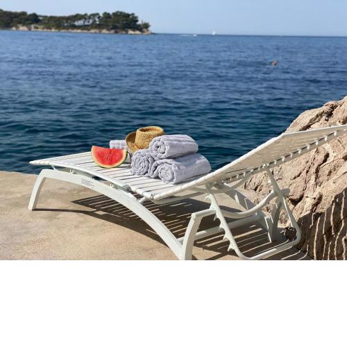 Charming Seafront Stay at Villa Mara