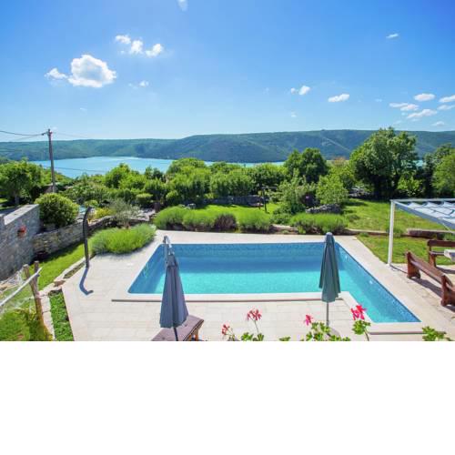 Charming Villa in Rasa with Swimming Pool