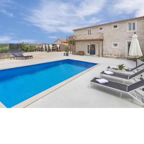 Charming Villa in Selina with Swimming Pool