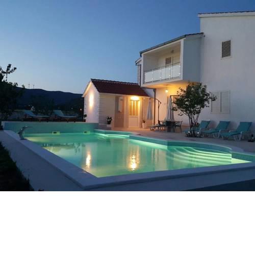 Charming villa with high privacy, 60m private pool, fitnes, sauna, tennis court