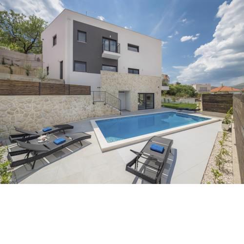 Ciovo Villa Sleeps 10 Pool Air Con WiFi