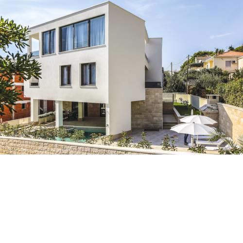 Ciovo Villa Sleeps 14 Pool Air Con WiFi