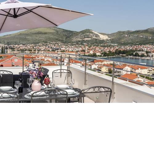 Ciovo Villa Sleeps 8 with Air Con and WiFi