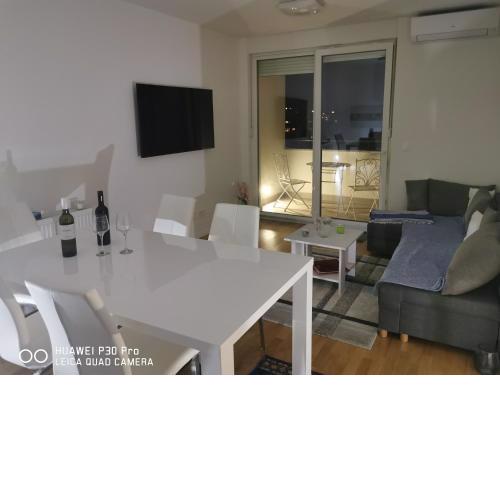CITY CENTER PEARL #brand new&attractive new building&area#home office#direct access to garage#two toilets#12 min from square