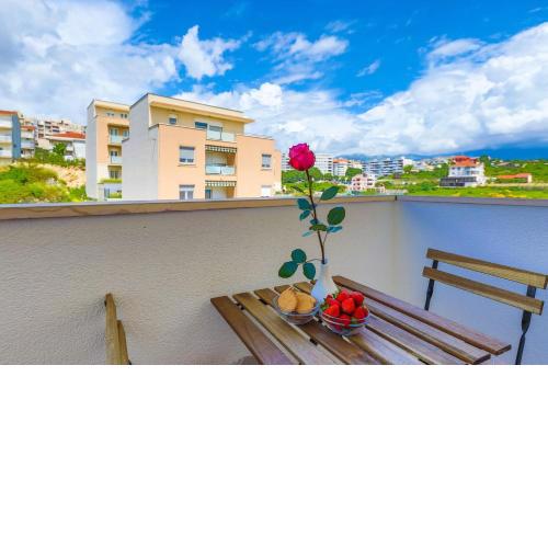 Close to Znjan beach spacious studio w balcony