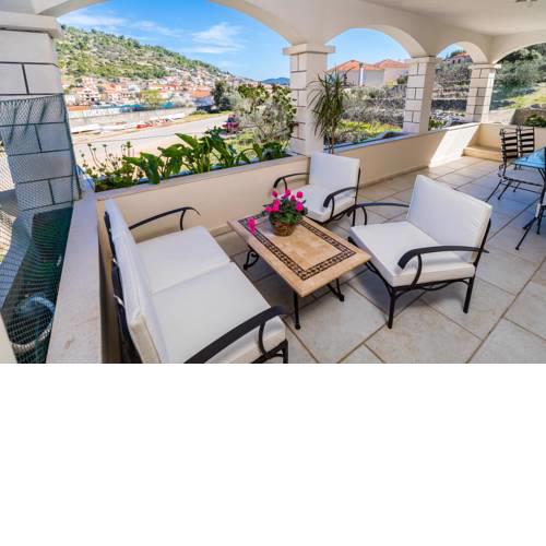 Comfortable and modern holiday apartment Ema