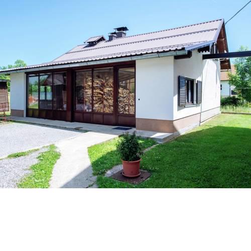 Comfortable Cottage near Lake in Lovinac