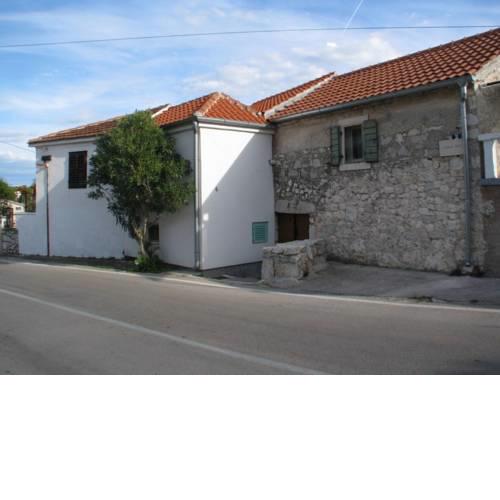 Cosy Apartment in Jezera with Garden