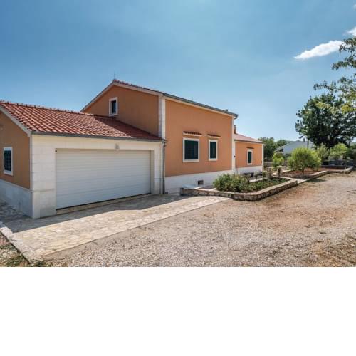 Cosy Holiday Home in Veliki Broćanac with Swimming Pool