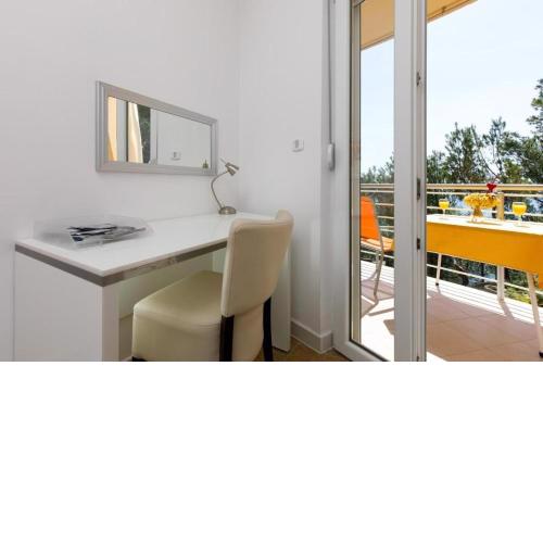 Cozy apartment for 3 adults next to the beach