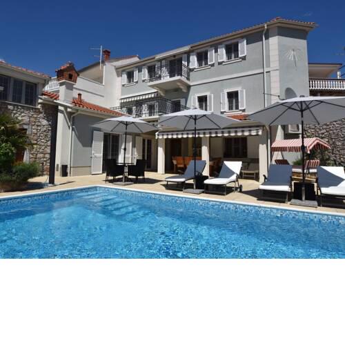 Cozy apartment in Novi Vinodolski with a swimming pool