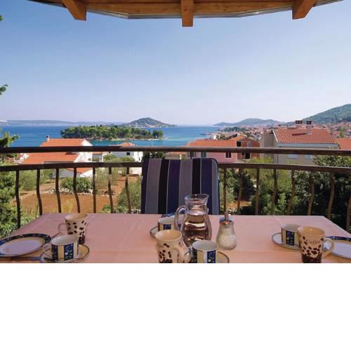Cozy Holiday Home in Preko with Seaview